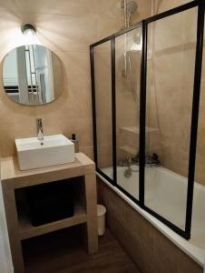 un bagno con doccia, lavandino e vasca di Appt 4-5 pers au Verdon-sur-Mer dans résidence de tourisme 3 étoiles a Le Verdon-sur-Mer