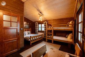 Western Camp Resort客房内的一张或多张床位