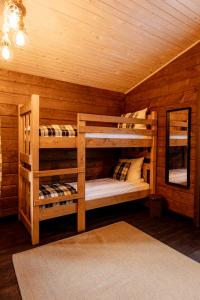 Western Camp Resort客房内的一张或多张床位