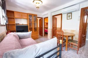 una sala de estar con un sofá y una mesa en Casa Luis, en Cuenca