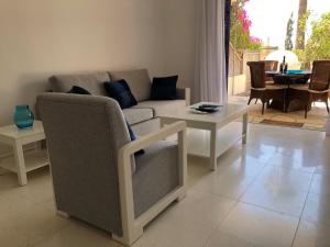 ein Wohnzimmer mit Sofa und Tisch in der Unterkunft Regina Gardens - Modern 2 bed maisonette in Paphos City