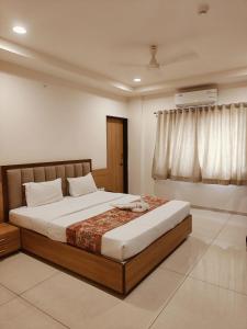 Postel nebo postele na pokoji v ubytování Hotel TrushaDham Near to Mahalaxmi Temple Kolhapur