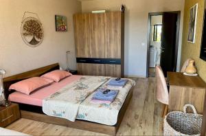 En eller flere senge i et værelse på Sozopol Dreams apartman 42 + 24 billeder