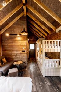 Western Camp Resort客房内的一张或多张床位
