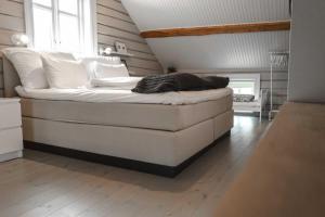 Ένα ή περισσότερα κρεβάτια σε δωμάτιο στο Lofoten suite apartments - Rostad Retro Rorbuer