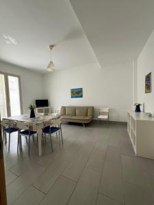 a living room with a table and a couch at Casa Vacanze Il Borghetto in Marzamemi