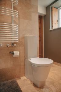 bagno con servizi igienici bianchi in camera di SUNNY BROW BARN at Sunny Brow Farm ad Ambleside