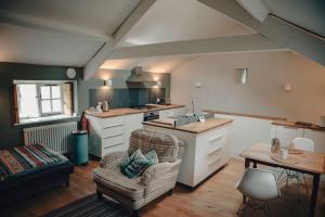 una cucina con divano e sedia in una camera di SUNNY BROW BARN at Sunny Brow Farm ad Ambleside