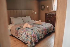 una camera da letto con un letto con due asciugamani sopra di SUNNY BROW BARN at Sunny Brow Farm ad Ambleside