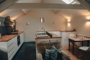 una cucina con lavandino e tavolo di SUNNY BROW BARN at Sunny Brow Farm ad Ambleside Altre 16 foto
