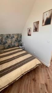 Ένα ή περισσότερα κρεβάτια σε δωμάτιο στο Riwiera Strzelecka