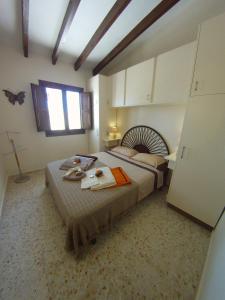 een slaapkamer met een bed met een dienblad met eten erop bij CASA CHOULOU Moraira in Moraira +35 foto's