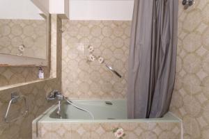 a bathroom with a bath tub with a shower curtain at Villa de famille Maragre, au calme in Sainte-Marie-la-Mer +16 photos