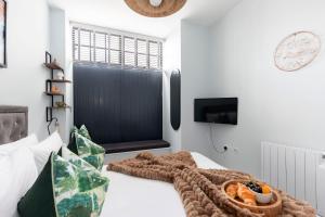 Un pat sau paturi într-o cameră la Elliot Oliver - Stylish 2 Bedroom Town Centre Apartment