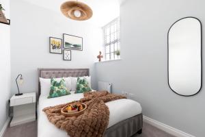 Un pat sau paturi într-o cameră la Elliot Oliver - Stylish 2 Bedroom Town Centre Apartment