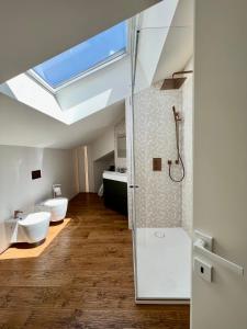 baño con 2 aseos y tragaluz en Romantico Attico Cuneo, en Cuneo