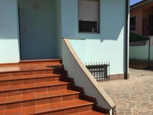 una rampa di scale che conduce a un edificio di Casa Sole a Carbonia
