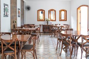 a room with tables and chairs in a restaurant at Pousada Central in Araçariguama