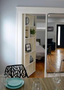 Un comedor con una mesa y un espejo. en Enchanting Hidden Door Escape, en Stoneham