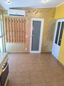 a room with a door and a tile floor at Casa de vacanță Anni - 2 min de piață in Eforie Nord