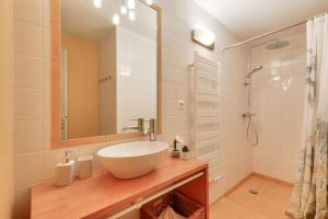 a bathroom with a white sink and a shower at Jolie maison - 150m plage du Fogeo et du port in Arzon +17 photos