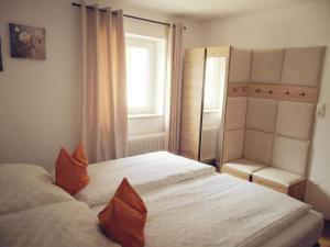 Letto o letti in una camera di Landgasthof Peterbauer