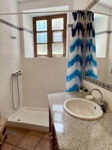 ein Badezimmer mit Waschbecken, Badewanne und Dusche in der Unterkunft Casa Rural Las Guindas - Cozy Rural House, Hierro in Erese + 11 Fotos