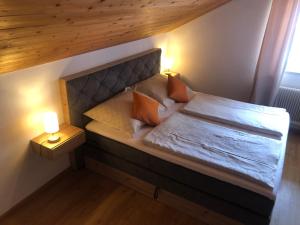 una camera da letto con un letto con due lampade sopra di Landgasthof Peterbauer a Schärding