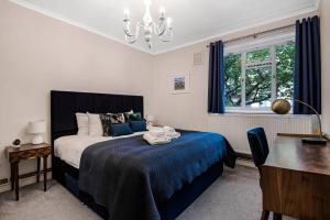 Kama o mga kama sa kuwarto sa Pass the Keys Modern Apartment in the heart of Battersea Park