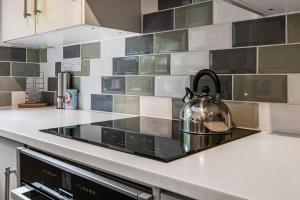 Kitchen o kitchenette sa Pass the Keys Modern Apartment in the heart of Battersea Park