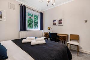Kama o mga kama sa kuwarto sa Pass the Keys Modern Apartment in the heart of Battersea Park