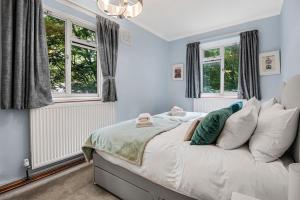 Kama o mga kama sa kuwarto sa Pass the Keys Modern Apartment in the heart of Battersea Park