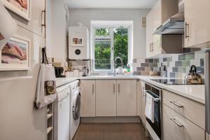 Kitchen o kitchenette sa Pass the Keys Modern Apartment in the heart of Battersea Park