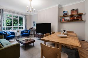 TV at/o entertainment center sa Pass the Keys Modern Apartment in the heart of Battersea Park