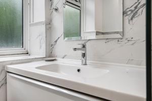 Bathroom sa Pass the Keys Modern Apartment in the heart of Battersea Park