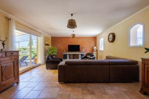 TV a/nebo společenská místnost v ubytování La Maison de Mathis - Maison avec piscine privée