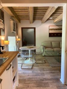 a kitchen and living room with a table and a couch at Ontika Manor Unique Apartment in Ontika Asundus