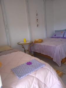 ein Zimmer mit zwei Betten und einem Tisch mit einem Tisch in der Unterkunft Studios Melusine in Limenas Thasou
