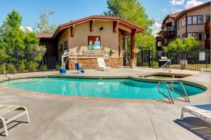 Πισίνα στο ή κοντά στο Cozy Crestview Condo