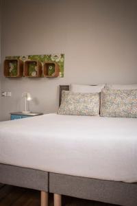 a white bed with two pillows on top of it at Venez Chez Vous La Maison des Balmettes in Annecy