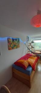 弗莱堡维格森布里克奥特捷恩酒店的一间带床的卧室,位于带灯的房间