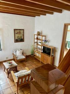 ein Wohnzimmer mit Sofa und Fernseher in der Unterkunft Casa Rural Las Guindas - Cozy Rural House, Hierro in Erese