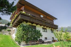 a house with a balcony on the side of it at Ferienwohnung Alpenblick in Navis