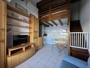 Televízia a/alebo spoločenská miestnosť v ubytovaní Charmant pavillon T2, climatisé, 4 pers, proche plage et commerces, parking privé - FR-1-81-574