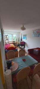 弗莱堡维格森布里克奥特捷恩酒店的带桌椅和床的客厅