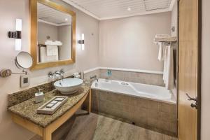 Koupelna v ubytování Le Suffren Hotel & Marina