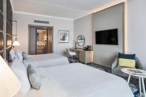 Postel nebo postele na pokoji v ubytování Le Suffren Hotel & Marina
