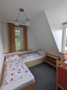 Postel nebo postele na pokoji v ubytování Waldgasthaus & Berghotel Steinerne Renne