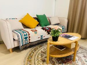 una sala de estar con un sofá y una mesa en Sweet Breeze Stay Guesthouse, en Seúl