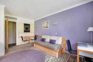 ein Wohnzimmer mit Sofa und Tisch in der Unterkunft GuestReady - Apt moderne Paris La Défense avec AC in La Défense + 7 Fotos